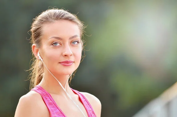 Nahaufnahme Porträt einer Fitness-Frau, die Musik hört — Stockfoto