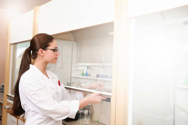 Junge Wissenschaftlerin in Labor in der Nähe von Geräten — Stockfoto