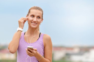 Sportif genç fitness kadın portresi kentsel çalıştırdıktan sonra kapatın
