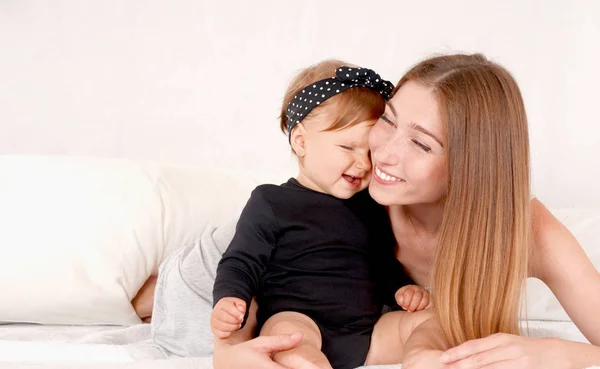 침대에 그녀의 딸과 함께 행복 한 어머니의 초상화 — 스톡 사진