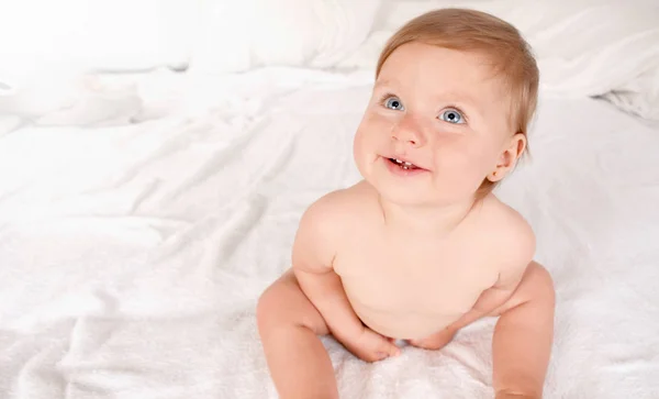 Szczęśliwy noworodka uśmiechając się i patrząc na kamery. Widok z góry — Zdjęcie stockowe
