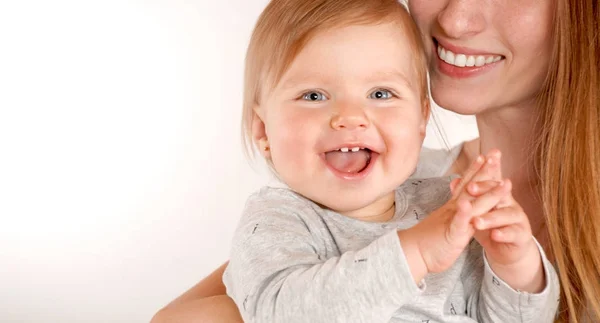 Portret szczęśliwy młoda matka w pobliżu cute baby — Zdjęcie stockowe