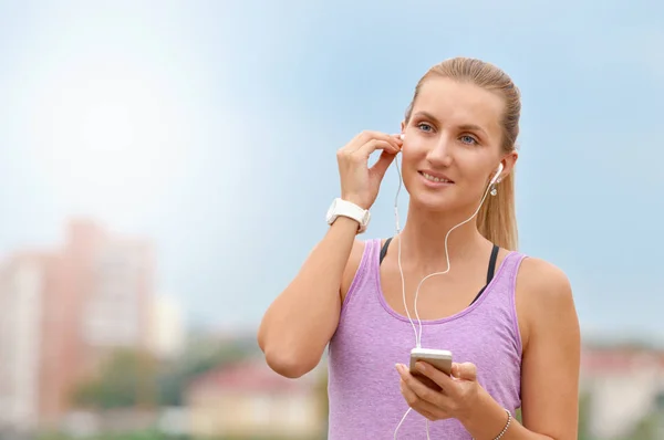 Nahaufnahme Porträt der sportlichen jungen Fitness-Frau nach dem Stadtlauf — Stockfoto