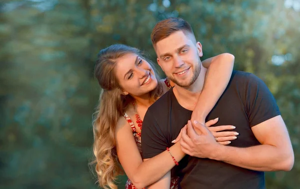 Cute couple hugging in the park on a sunny day — Stock Photo, Image