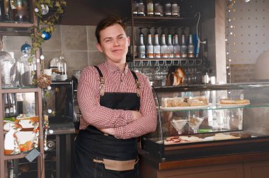 Kahve Dükkanı kafede işyerinde Barista adam. Yiyecek ve İçecek sanayi kavramı