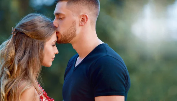 Couple Amoureux Beaux Jeunes Hommes Embrassant Dans Parc Été Par — Photo