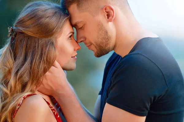 Man Comforting His Girlfriend Embracing Her Park True Love Lovers — Stock Photo, Image