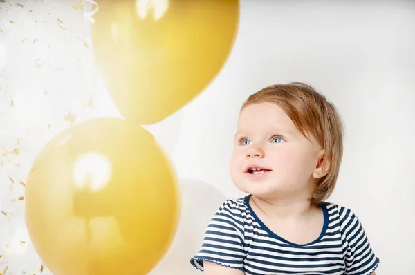 カラフルな風船と誕生の日に笑みを浮かべて小さな女の赤ちゃんの肖像画 かわいい幼児のボールのグループで — ストック写真
