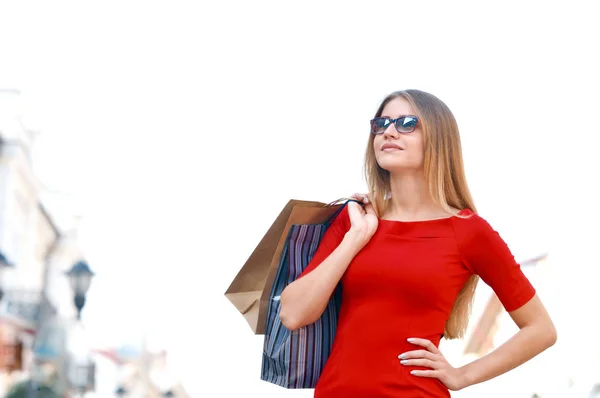 Retrato Joven Encantadora Mujer Pelo Largo Sosteniendo Bolsas Compras Venta —  Fotos de Stock