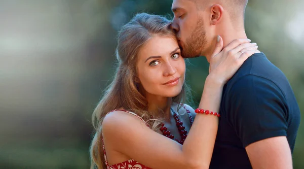 Portret Van Jonge Aantrekkelijke Vrouw Whith Haar Man Ontspannen Groen — Stockfoto