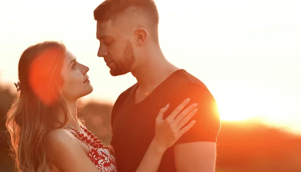 Evening sun illuminates young couple — Stock Photo, Image