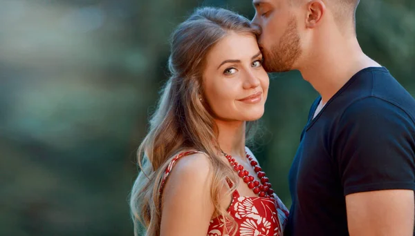 Retrato de mujer joven atractiva con su hombre —  Fotos de Stock