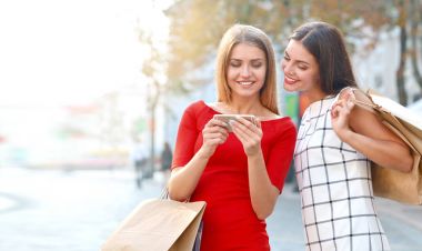 Kadın bir cep telefonu gösterir bir şey onun kız arkadaşı