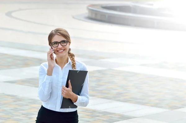 Üzleti nő irodai dolgozó beszél a smartphone mosolygós boldog — Stock Fotó