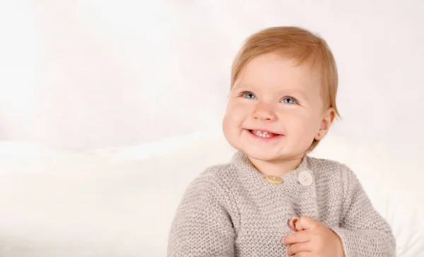 Retrato de una niña sonriente en casa — Foto de Stock