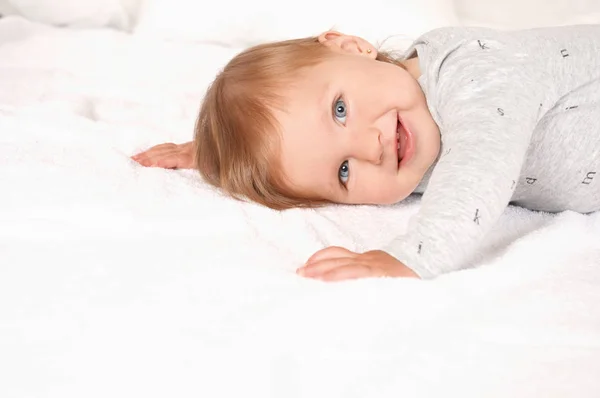 Portrait of a sweet girl lying on the bed at home — Stock Photo, Image