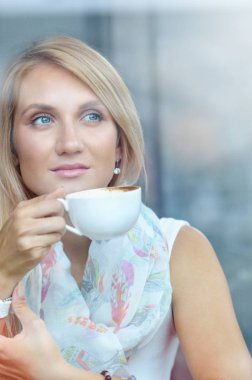 Kadın trendy kafede kahve içme