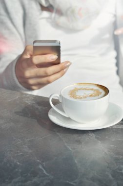 Cafe iş günü sonra dinlenme sırasında kadın kullanım cep telefonu