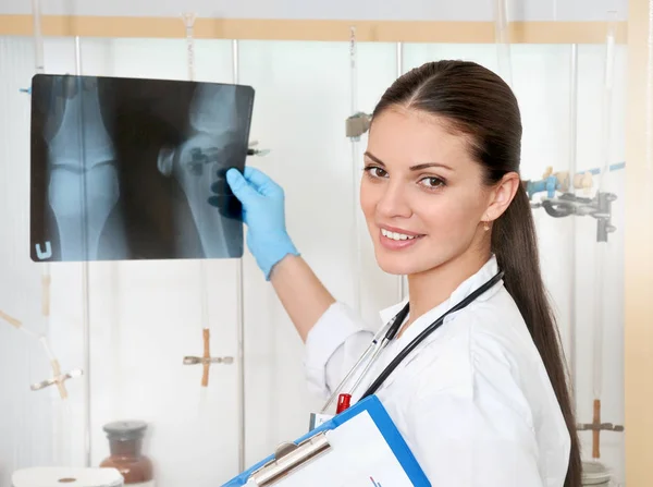 Söt vackra kvinnliga läkare i vit rock med roentgen i händer — Stockfoto
