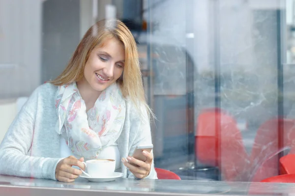 Aranyos mosoly használata mobiltelefon café nap munka után pihenés közben nő — Stock Fotó