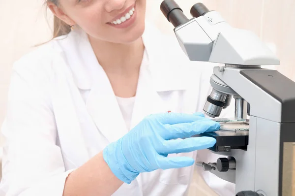 Wissenschaftler beim Blick in ein Mikroskop im Labor — Stockfoto