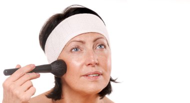 Olgun kadın makyaj uygulamak