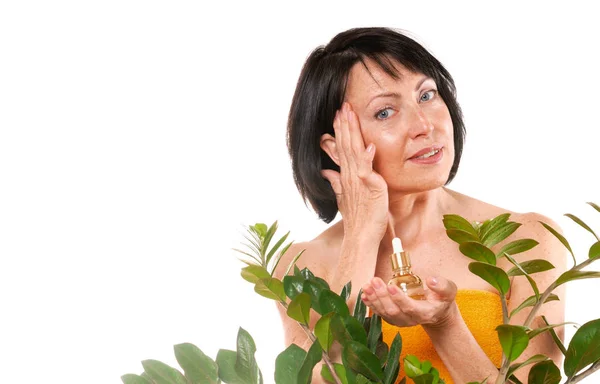 Mujer madura haciendo procedimiento de spa de rejuvenecimiento — Foto de Stock