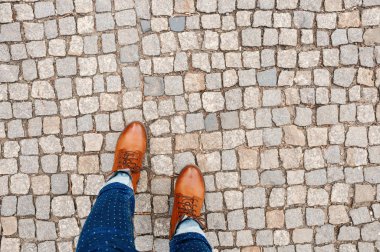 Taş döşeme üzerinde kahverengi Ayakkabı