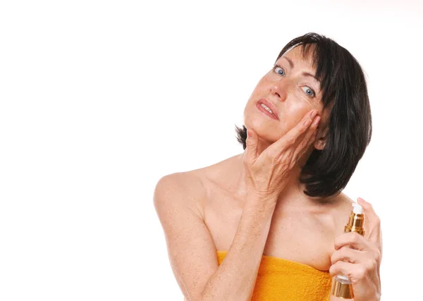 Starsza kobieta zadbana z butelki perfum — Zdjęcie stockowe