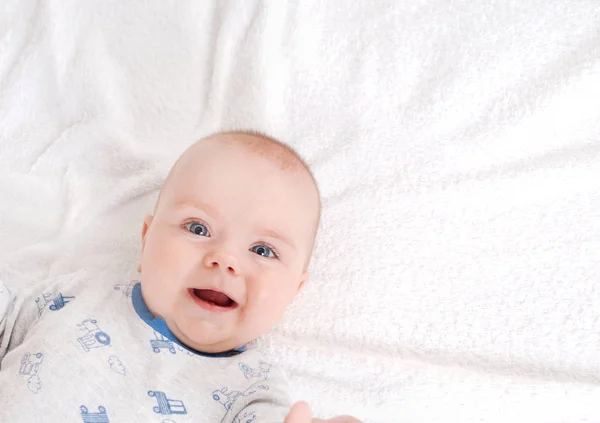 Большой Портрет Очаровательного Новорожденного Счастливый Улыбающийся Ребенок Голубыми Глазами Белом — стоковое фото