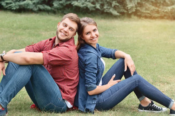 Couple Siting Back Back Nature Smiling Looking Camera — Stock Photo, Image