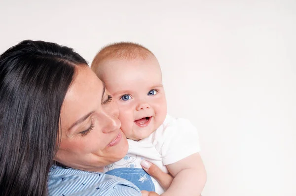かわいい赤ちゃんに近い幸せな若い母の肖像画 母性の概念 — ストック写真