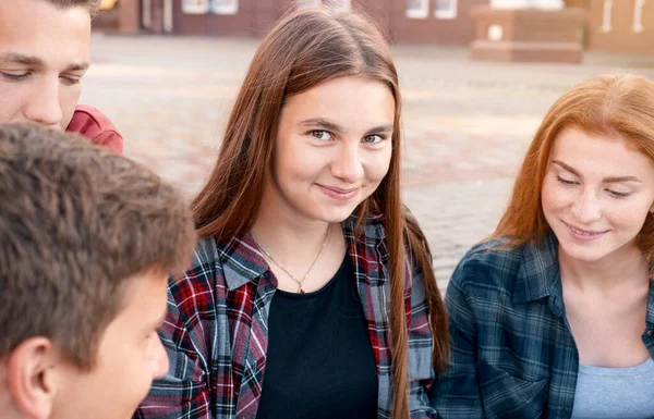 Szczęśliwa Nastolatka Przyjaciółmi Studiująca Świeżym Powietrzu Koncepcja Edukacji — Zdjęcie stockowe