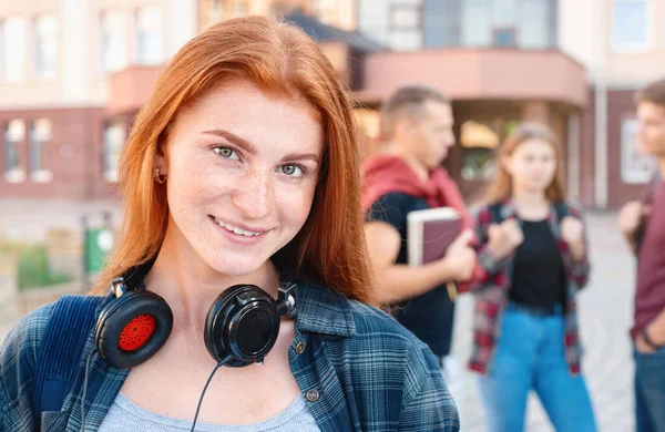 Retrato Una Adolescente Feliz Sonriente Con Pecas Con Grupo Estudiantes —  Fotos de Stock