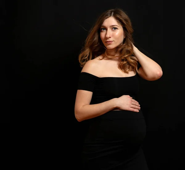 Studio Strzelać Piękne Piękne Kobiety Ciąży Czarnym Tle Koncepcja Macierzyństwa — Zdjęcie stockowe