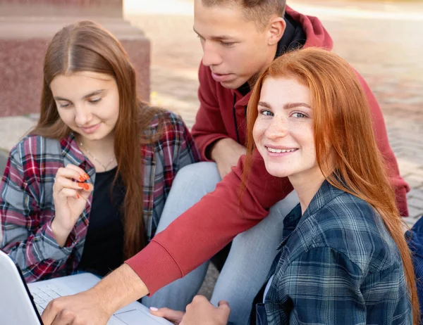 Gelukkig Glimlachende Groep Studenten Die Buiten Studeren Buurt Van Universiteit — Stockfoto