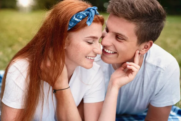 Happy Couple Love Romantic Date Park Picnic Having Fun Outdoors — Stock Photo, Image