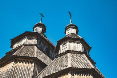 Khortisa Ulusal Parkı 'nın ortasındaki kilise. Açık mavi gökyüzü