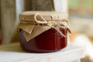 Lezzetli reçel, çay, çay, cam kavanoz, orman meyvesi. 