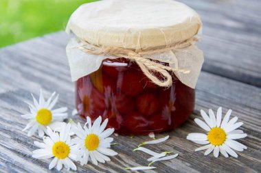 İştah açıcı reçel, lezzetli çay, çay, cam kavanoz.