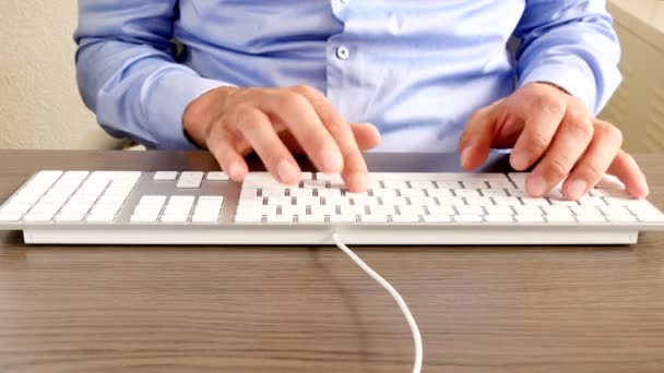 Casual businessman typing keyboard — Stock Video