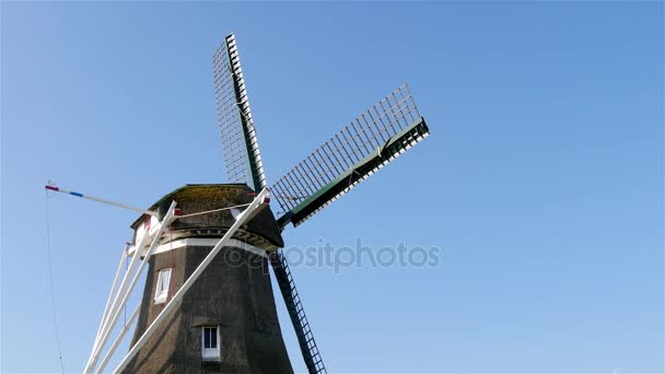 Kopf der historischen Windmühle drehen — Stockvideo
