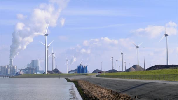 Eemshaven Nederland - Circa Feb 2016: Windturbines en energie plant — Stockvideo