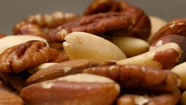 Smíšené ořechy zblízka při otáčení — Stock video