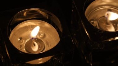 İki tealights tutucu yakın akşam