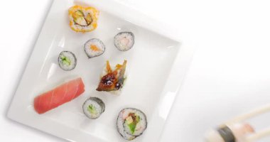 Malzeme çekme ve Japon suşi timelapse yeme
