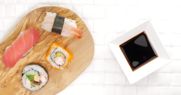 Pick en duik krab sushi in sojasaus — Stockvideo