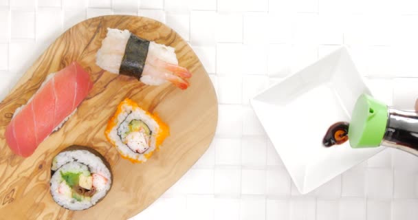 Hälla soja i skålen bredvid sushi — Stockvideo