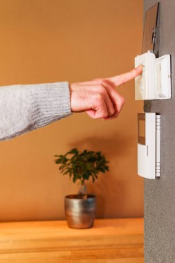 Adam itme düğmesini ev aletleri