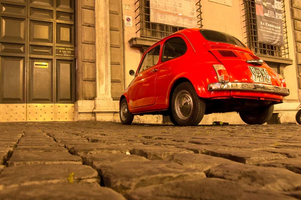 Rome, İtalya - 10 Mayıs 2016: Eski kırmızı Fiat 500 Roma sokaklarında
